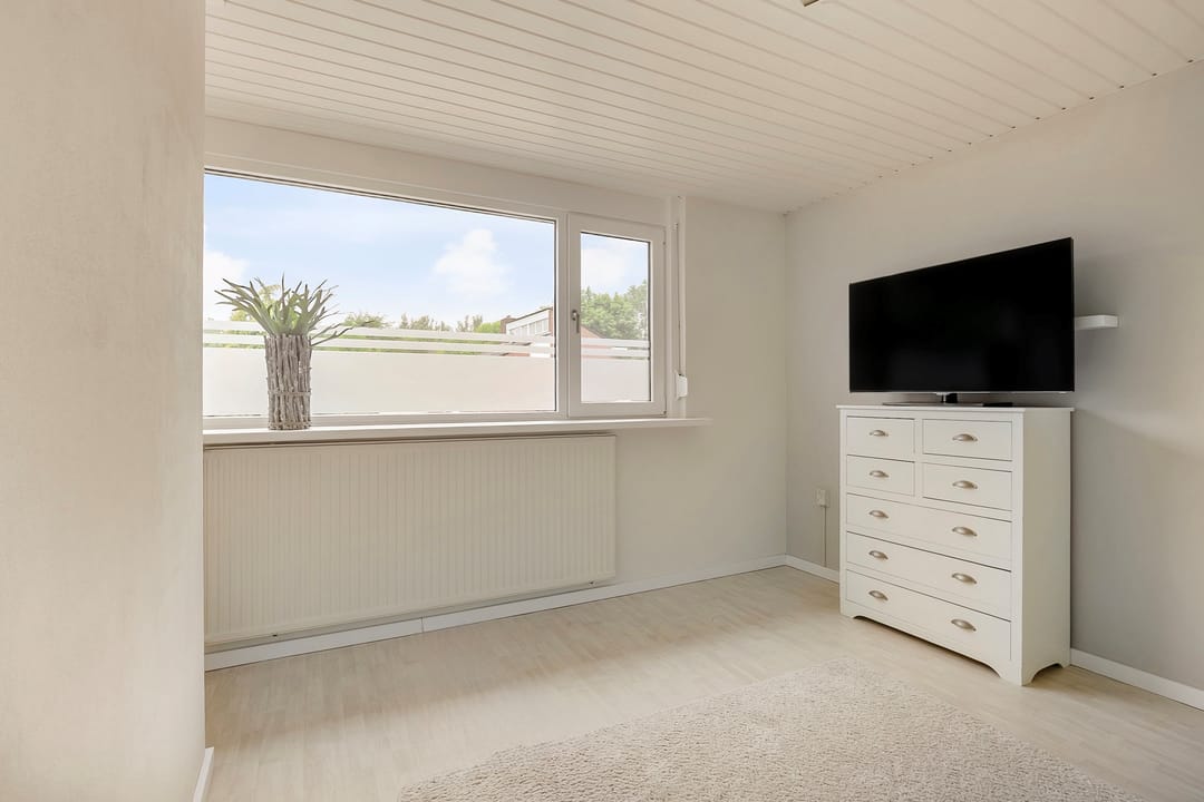 Spacious extended semi-detached family home with garage and deep garden in Lobith — 28