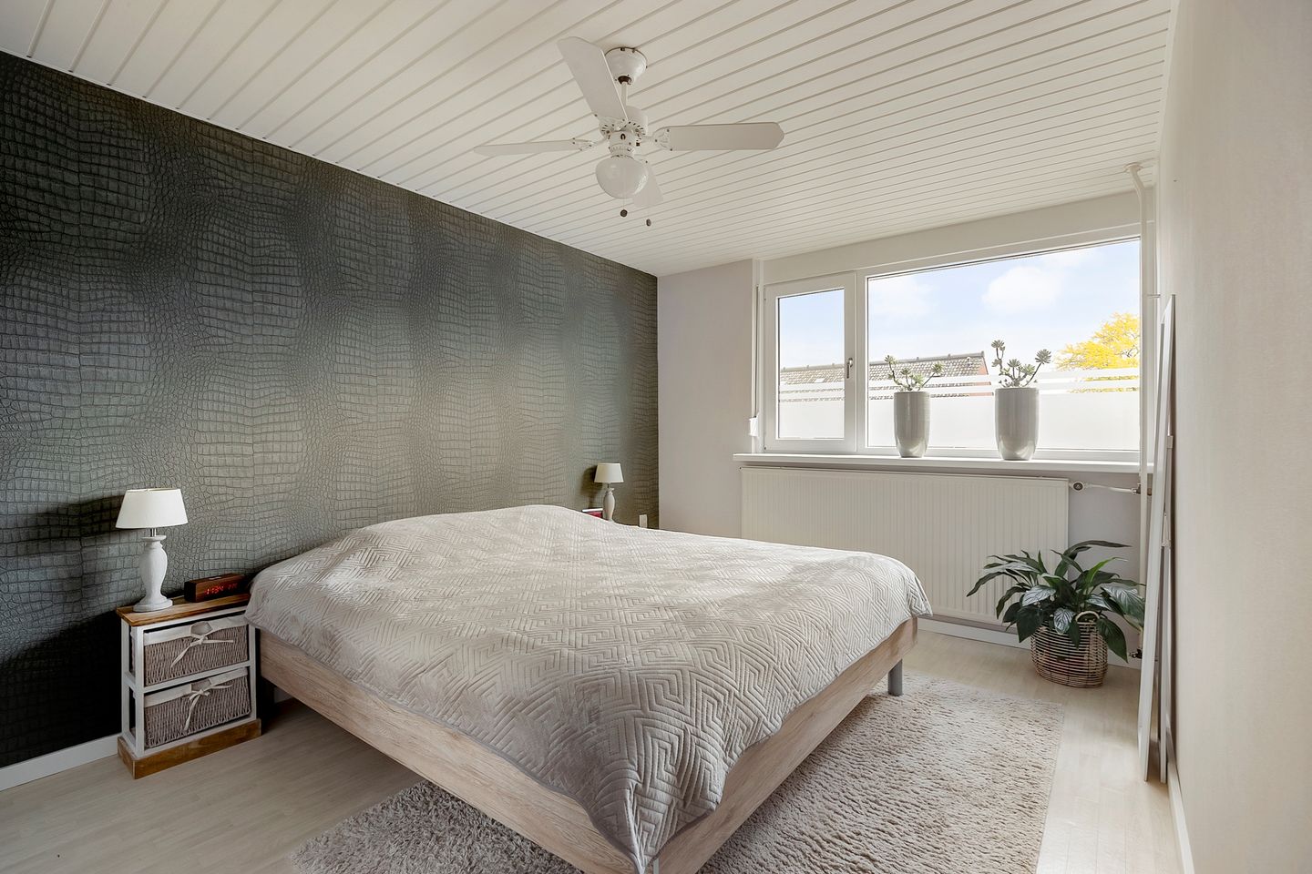 Spacious extended semi-detached family home with garage and deep garden in Lobith — 25