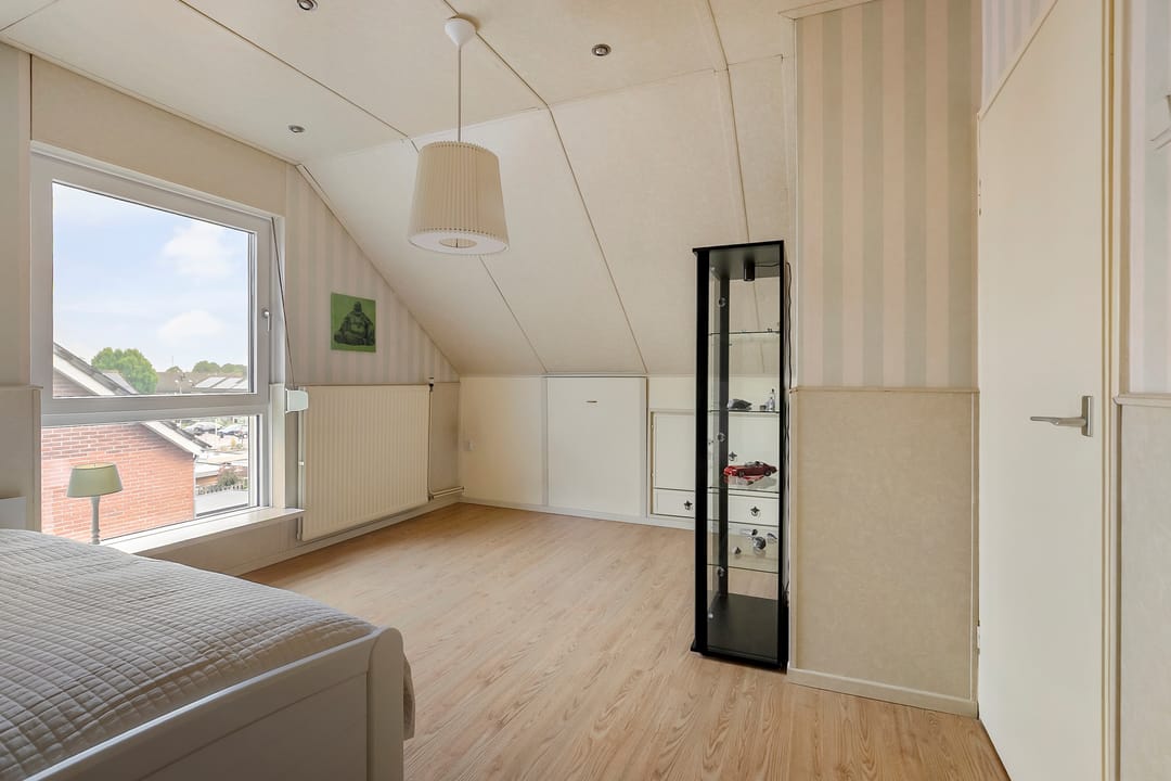 Spacious extended semi-detached family home with garage and deep garden in Lobith — 31