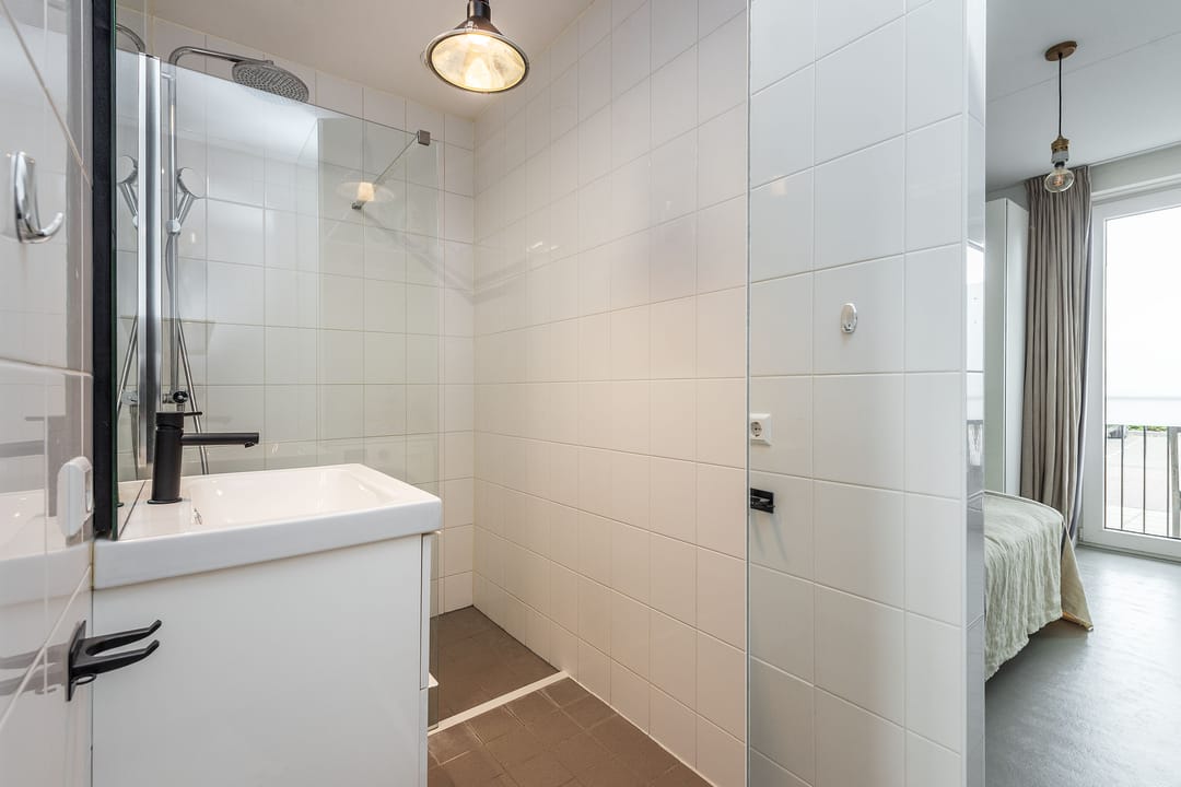 Modern Waterfront Apartment with Private Boat Mooring in Aalsmeer Centrum — 13