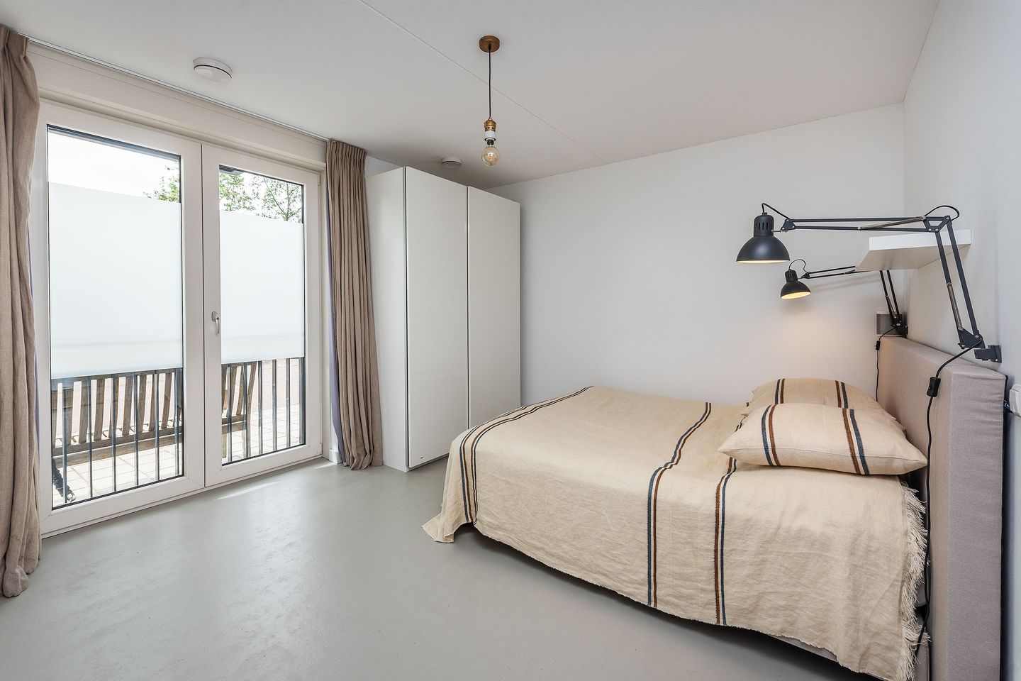 Modern Waterfront Apartment with Private Boat Mooring in Aalsmeer Centrum — 14