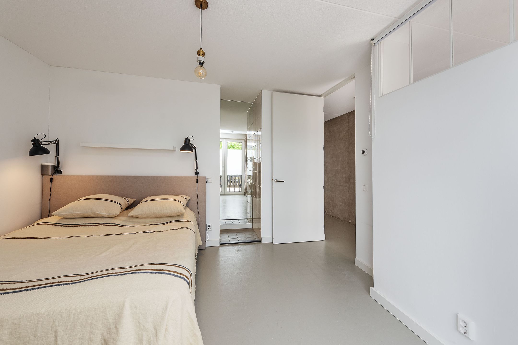Modern Waterfront Apartment with Private Boat Mooring in Aalsmeer Centrum — 15