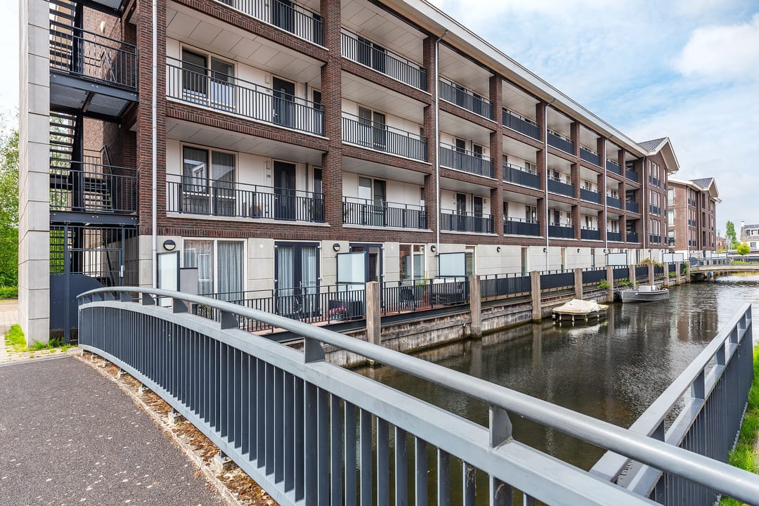 Modern Waterfront Apartment with Private Boat Mooring in Aalsmeer Centrum — 17