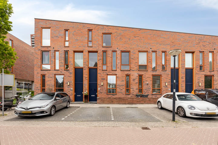 Tussenwoning te koop: Oosterwerf 22, Zaandam