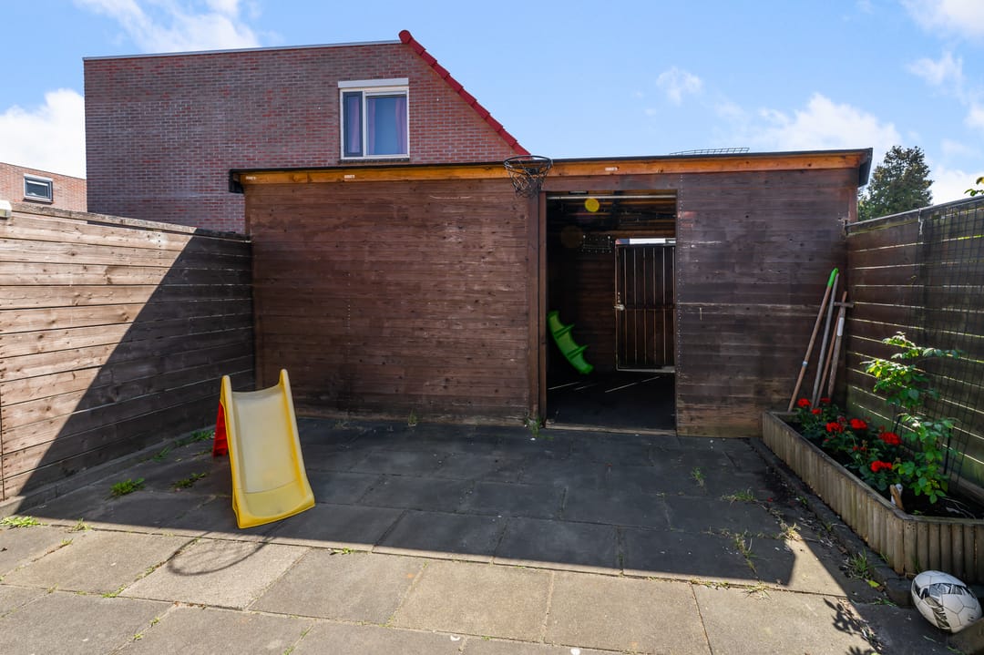 Spacious Family Home with Extra Living Space and Sunny Garden in Purmerend — 22