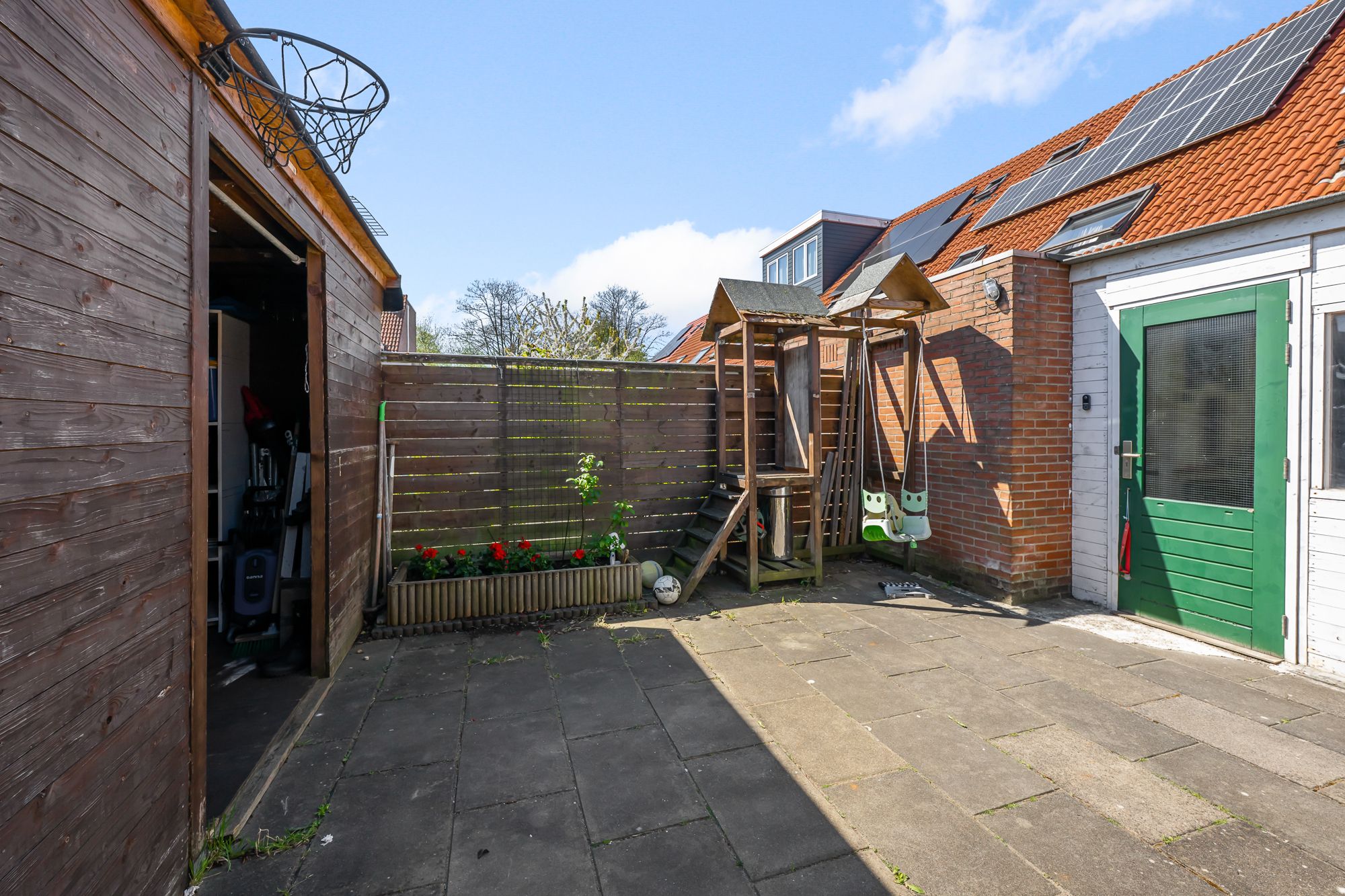 Spacious Family Home with Extra Living Space and Sunny Garden in Purmerend — 21