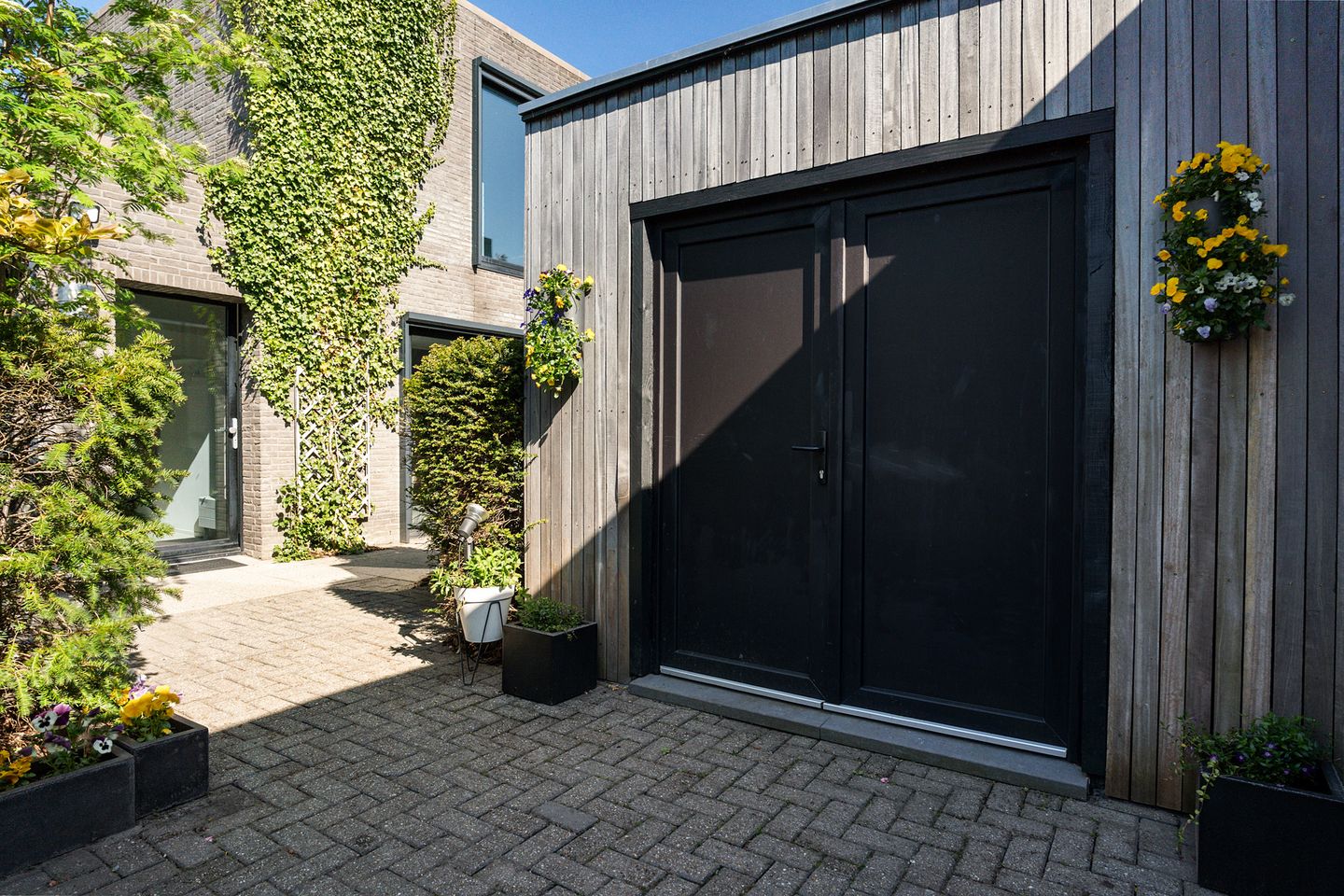 Photo 10 of Oostvoornestraat 1