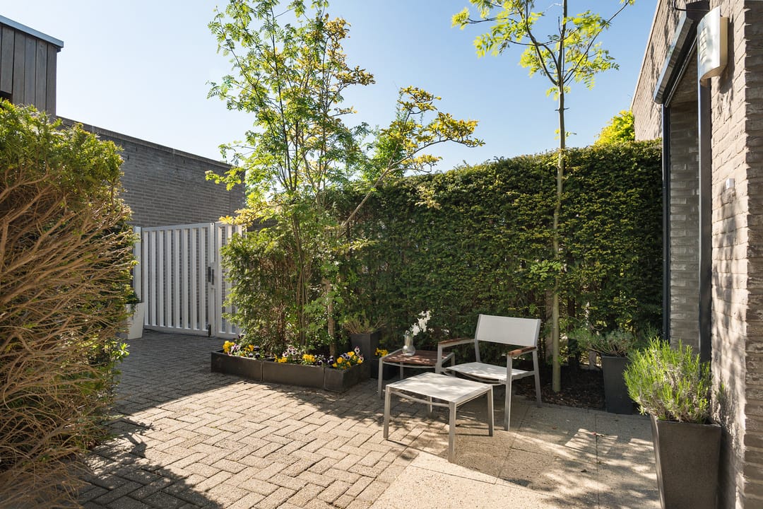 Photo 11 of Oostvoornestraat 1