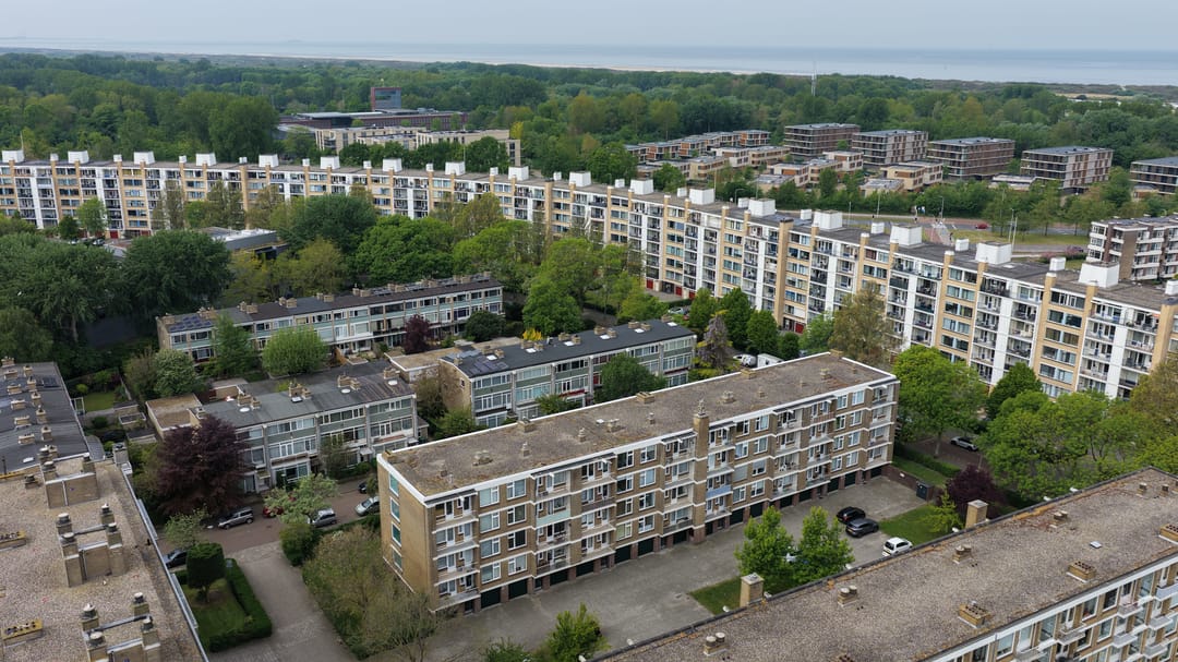 Modern Renovated Apartment with Two Sunny Balconies in The Hague — 37