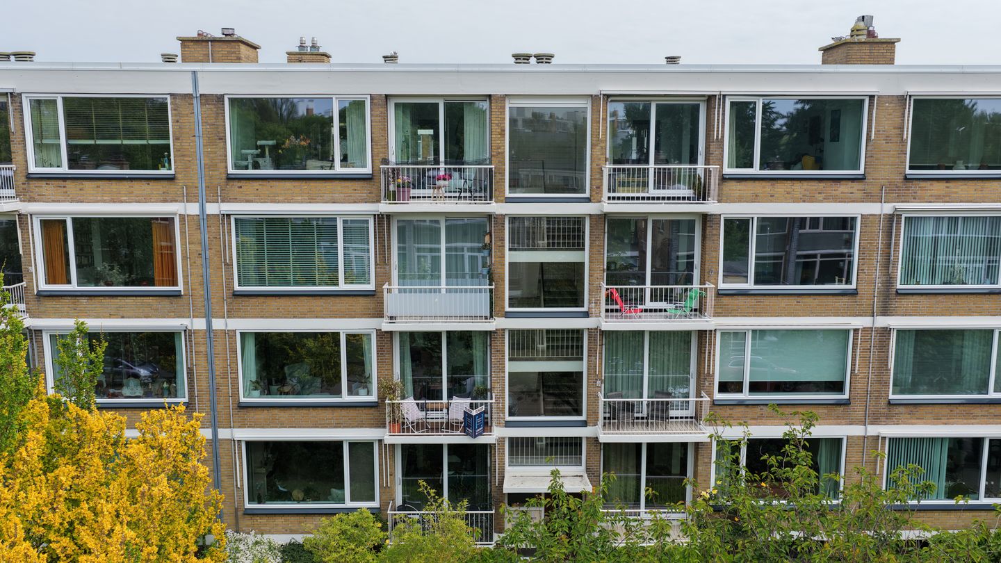 Modern Renovated Apartment with Two Sunny Balconies in The Hague — 34