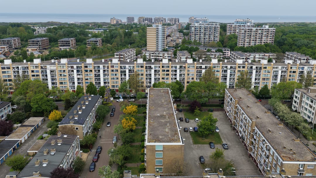 Modern Renovated Apartment with Two Sunny Balconies in The Hague — 36