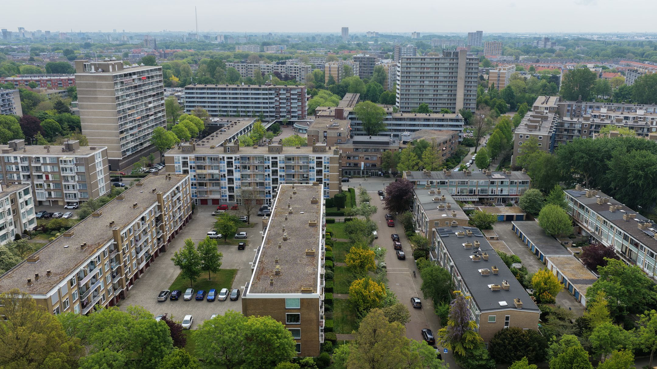 Modern Renovated Apartment with Two Sunny Balconies in The Hague — 38