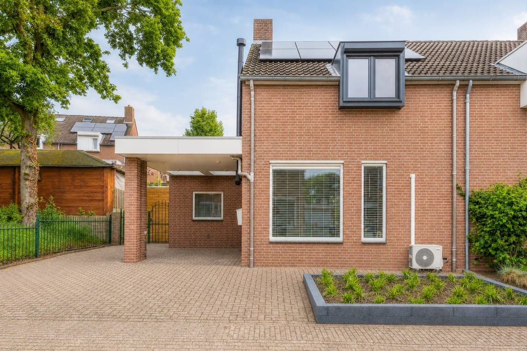 Move-in Ready Semi-Detached Home in Quiet Heel Location