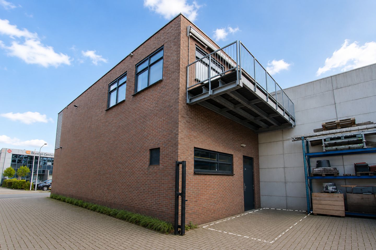 View photo 2 of Emrikweg 37-A