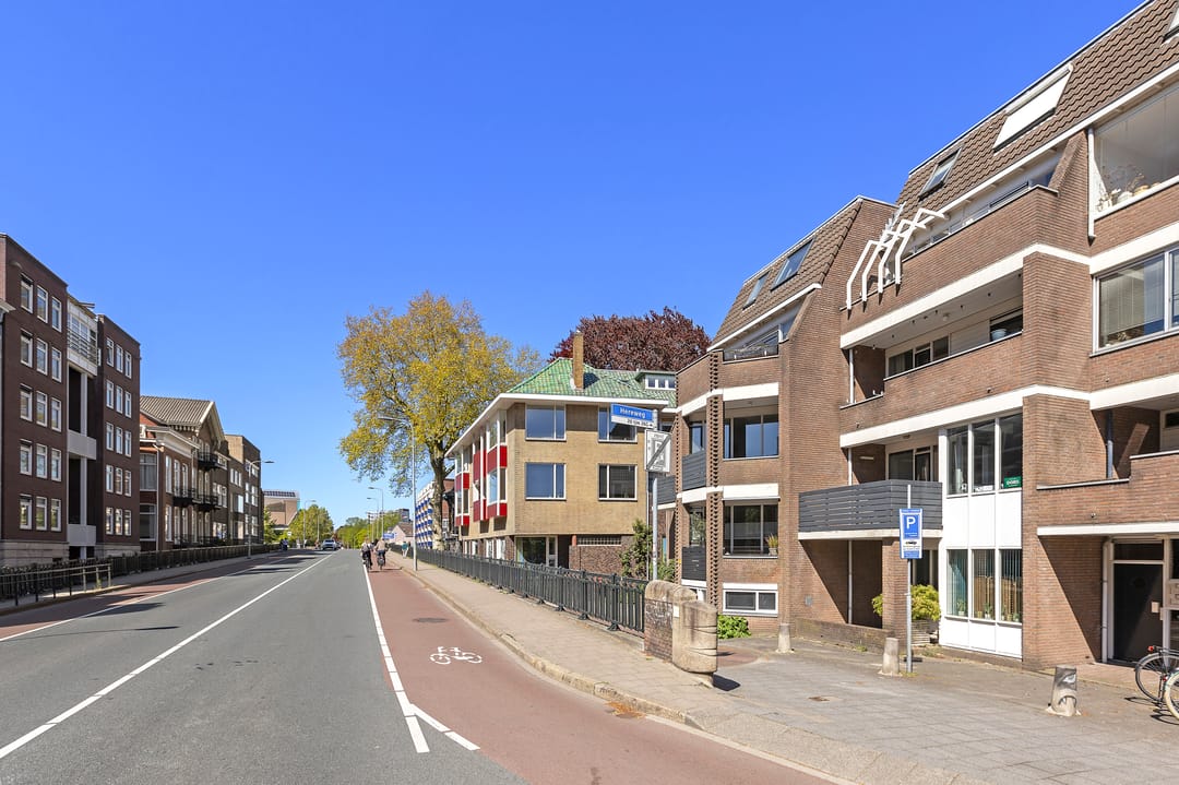 Spacious maisonnette with roof terrace and private parking in Herewegbuurt — 52