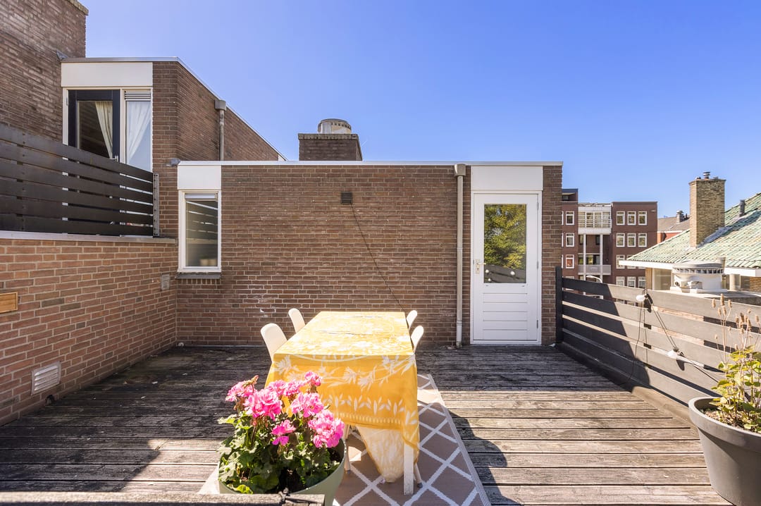 Spacious maisonnette with roof terrace and private parking in Herewegbuurt — 47