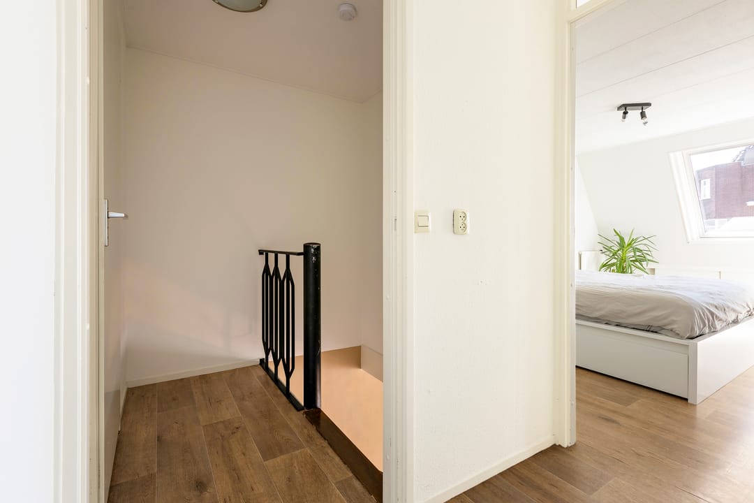 Spacious maisonnette with roof terrace and private parking in Herewegbuurt — 37