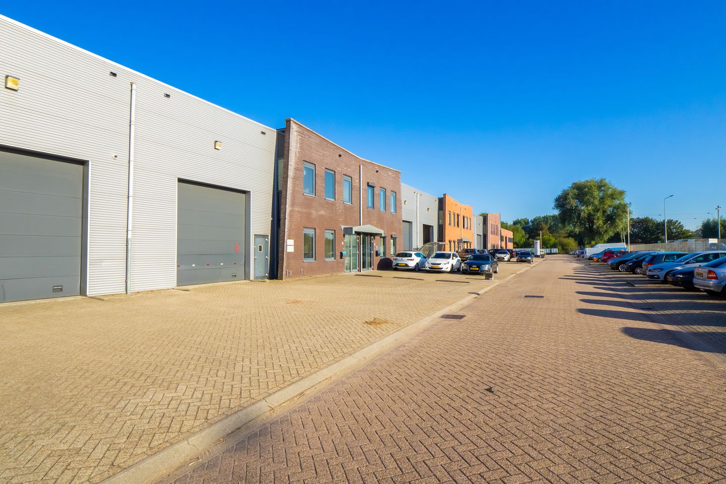 View photo 3 of Ravenswade 150-E