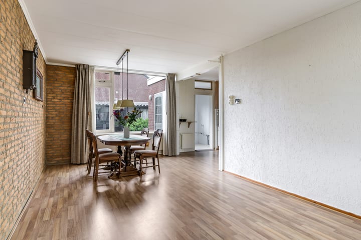 Photo 2 of Esdoornstraat 42