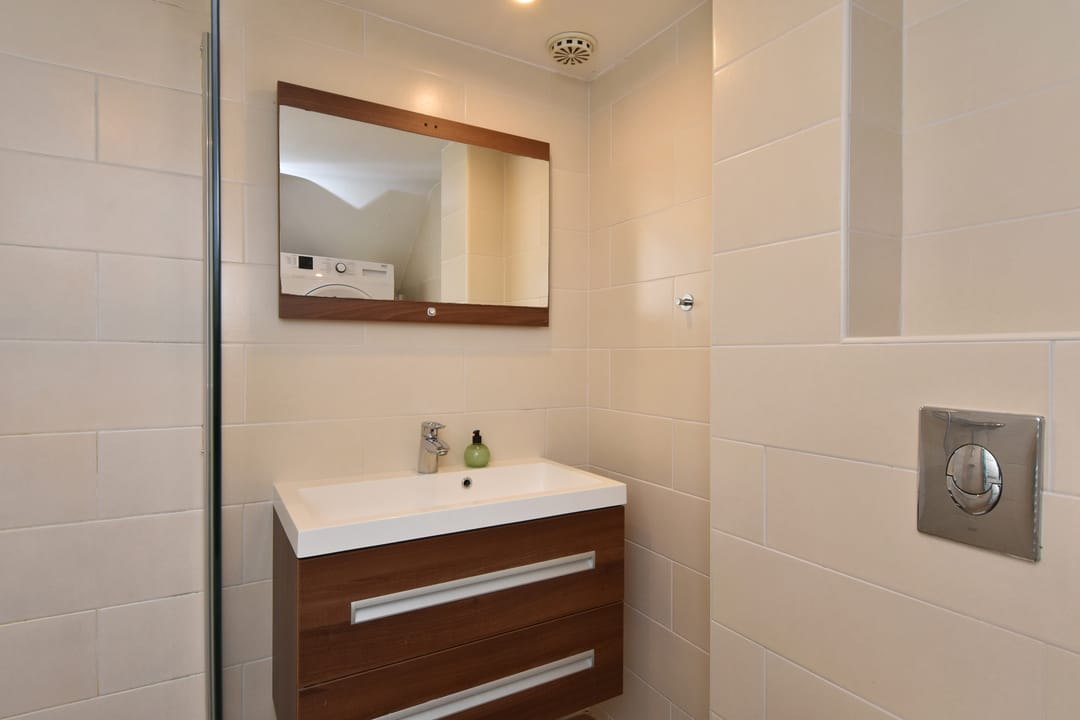 Well-Maintained Two-Bedroom Apartment with Water Views in Heesterbuurt — 28