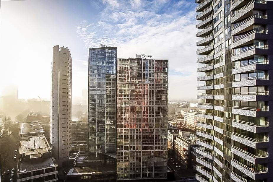 Spectacular corner apartment on the 17th floor with panoramic views over Rotterdam — 18