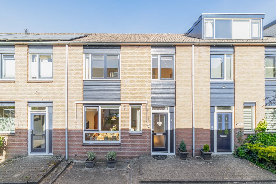 Spacious family home with waterfront views in Houten