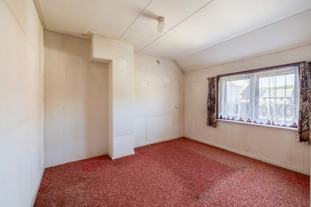 Spacious Corner House with Garage in Quiet Stellendam West — 13