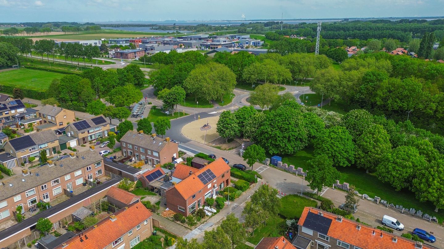 Spacious Corner House with Garage in Quiet Stellendam West — 29