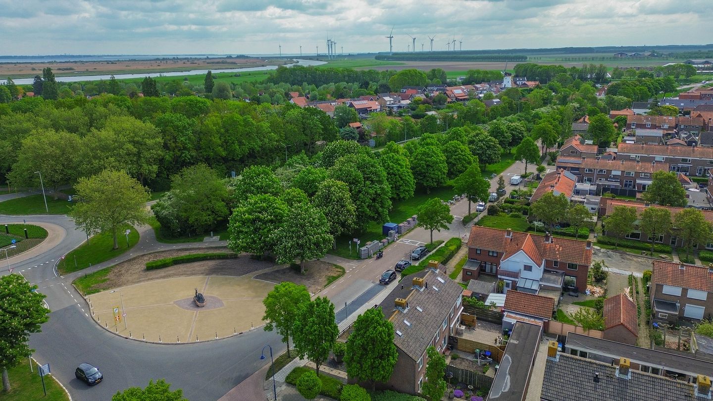 Spacious Corner House with Garage in Quiet Stellendam West — 25