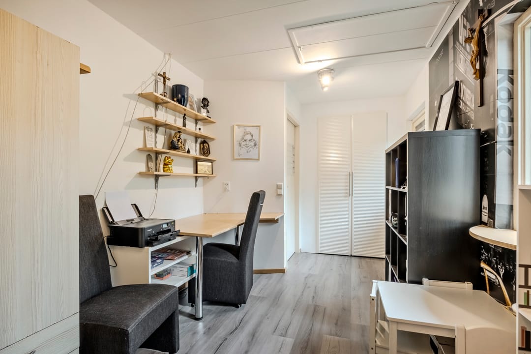 Spacious Semi-Detached Home with Four Bedrooms and Modern Kitchen in Family-Friendly Oosterhout Neighborhood — 26