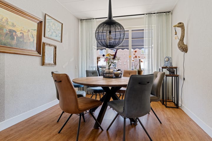 Twee-onder-één-kap te koop: Schipholtstraat 126, Enschede