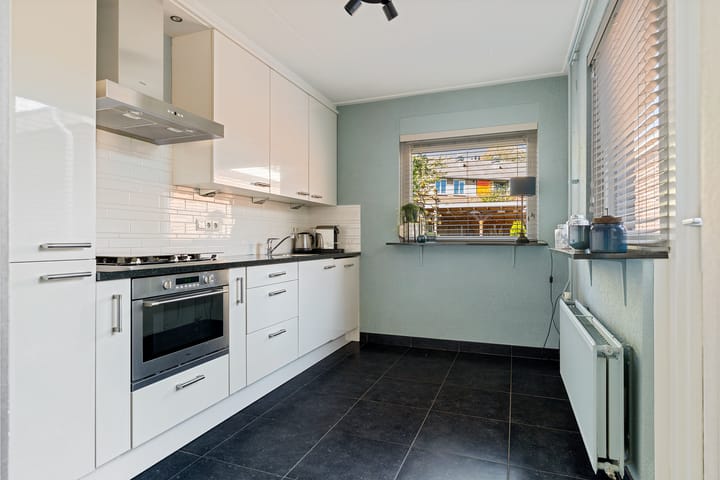 Twee-onder-één-kap te koop: Schipholtstraat 126, Enschede
