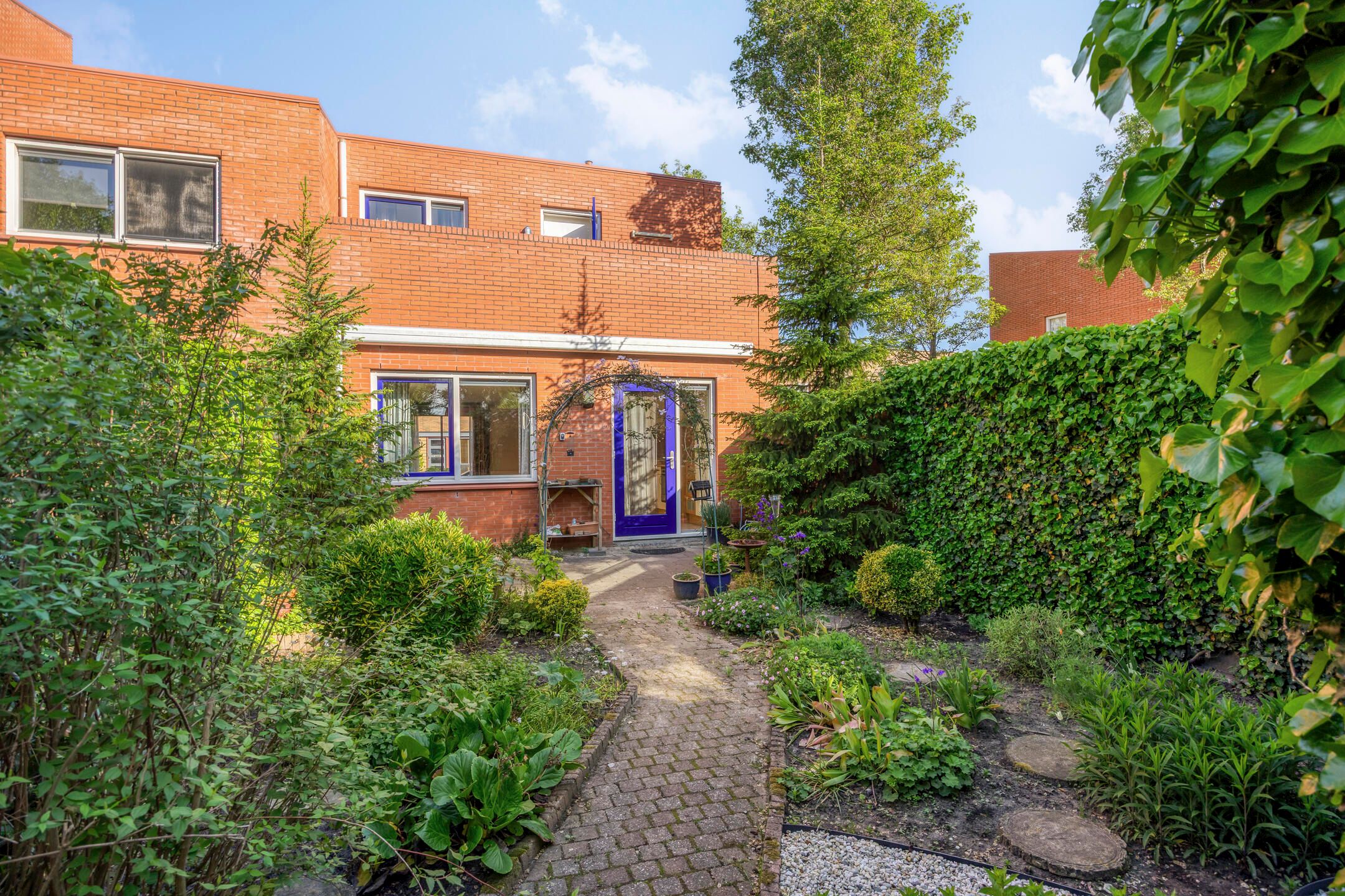 Corner house with sunny garden in family-friendly Bergse Plaat neighborhood — 18