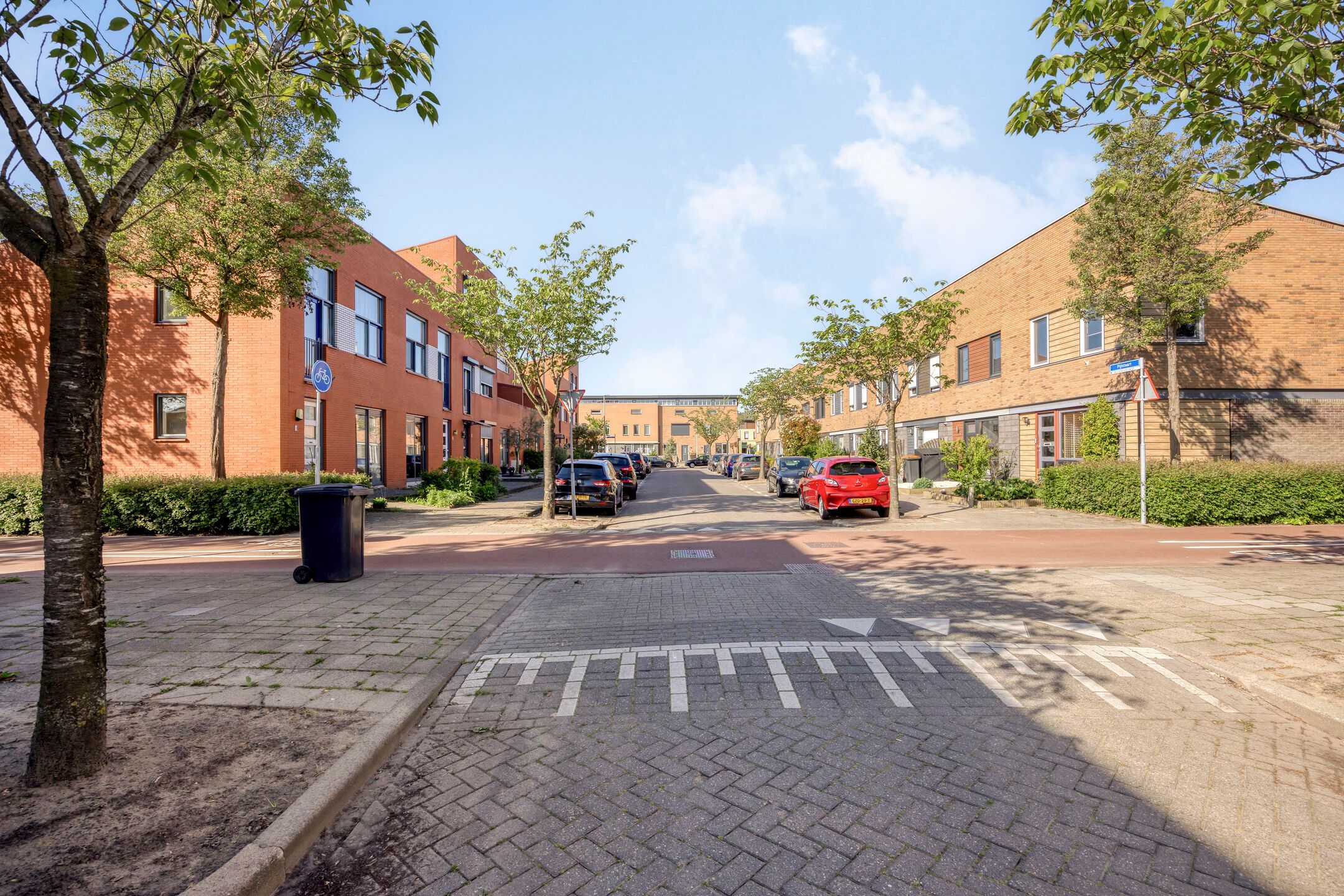 Corner house with sunny garden in family-friendly Bergse Plaat neighborhood — 24