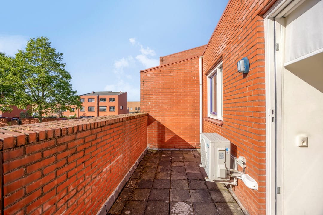 Corner house with sunny garden in family-friendly Bergse Plaat neighborhood — 17