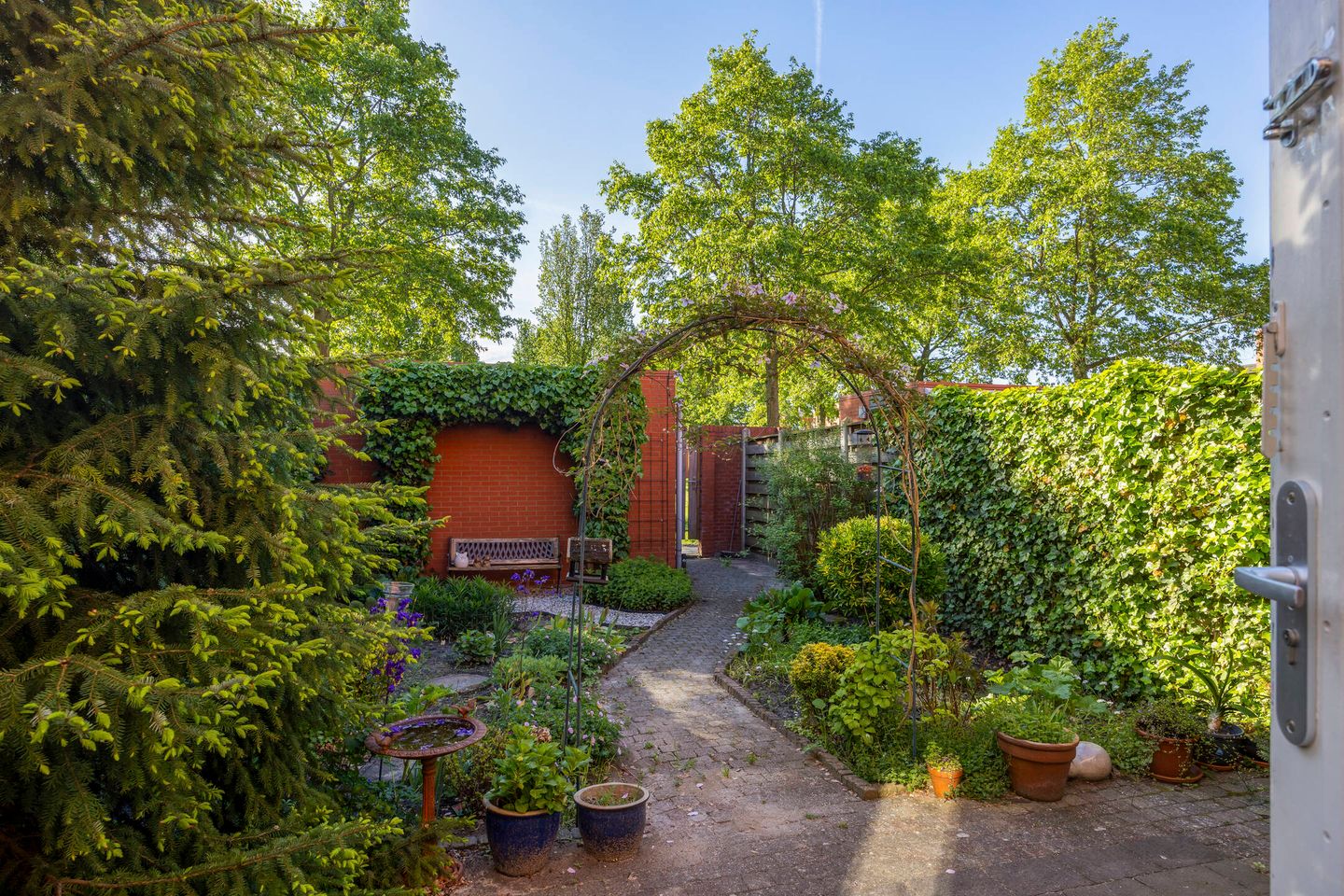 Corner house with sunny garden in family-friendly Bergse Plaat neighborhood — 20