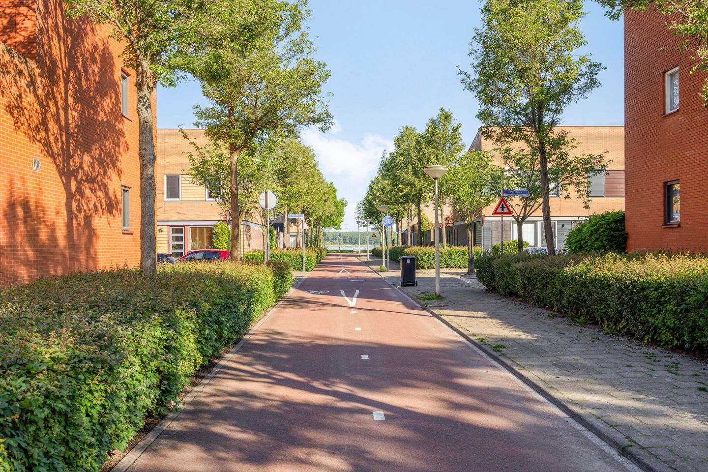 Corner house with sunny garden in family-friendly Bergse Plaat neighborhood — 25