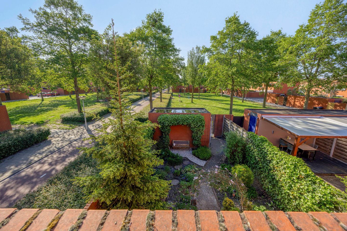 Corner house with sunny garden in family-friendly Bergse Plaat neighborhood — 19