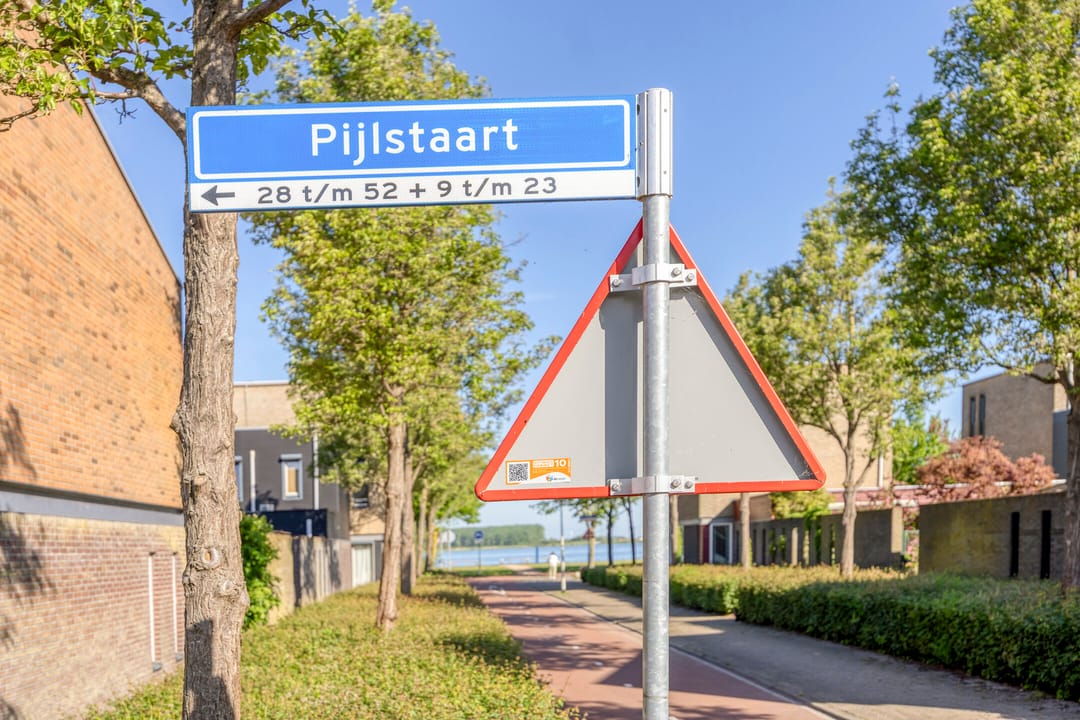 Corner house with sunny garden in family-friendly Bergse Plaat neighborhood — 22