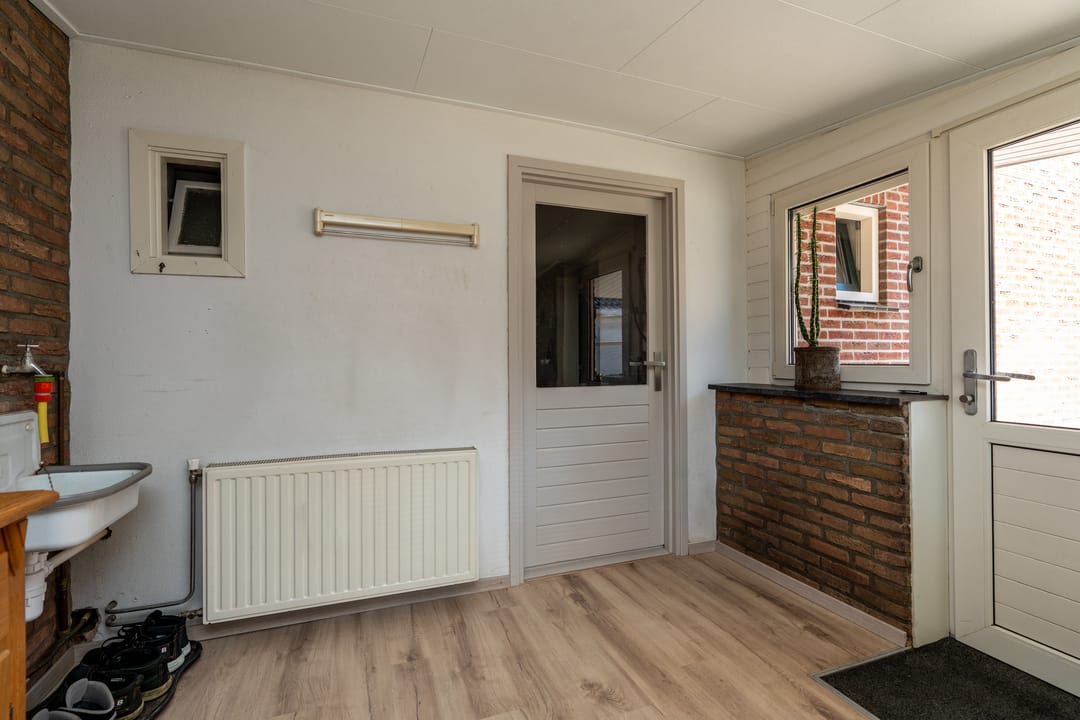Photo 16 of Spoorstraat 85