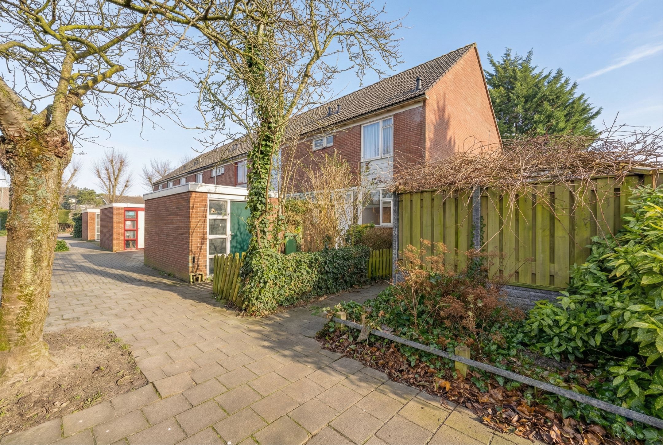 Spacious Family Home with Sunny Garden Near De Mare Shopping Center — 33