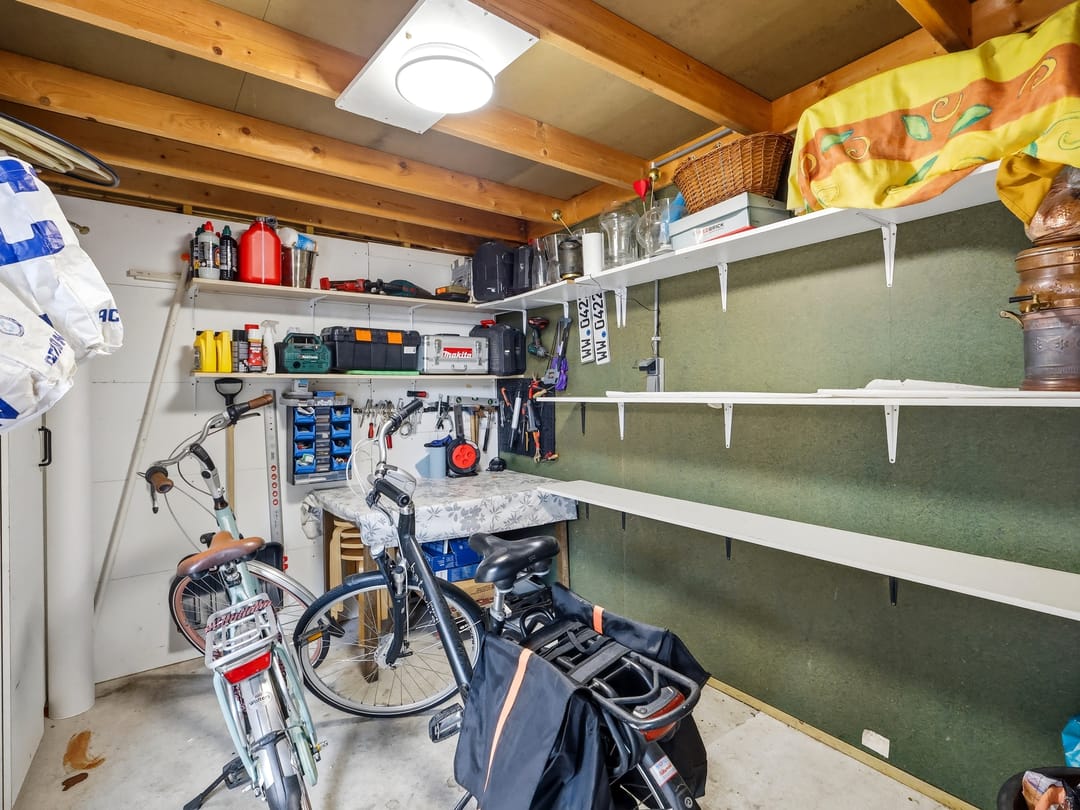Spacious family home with potential fifth bedroom in family-friendly neighborhood — 31