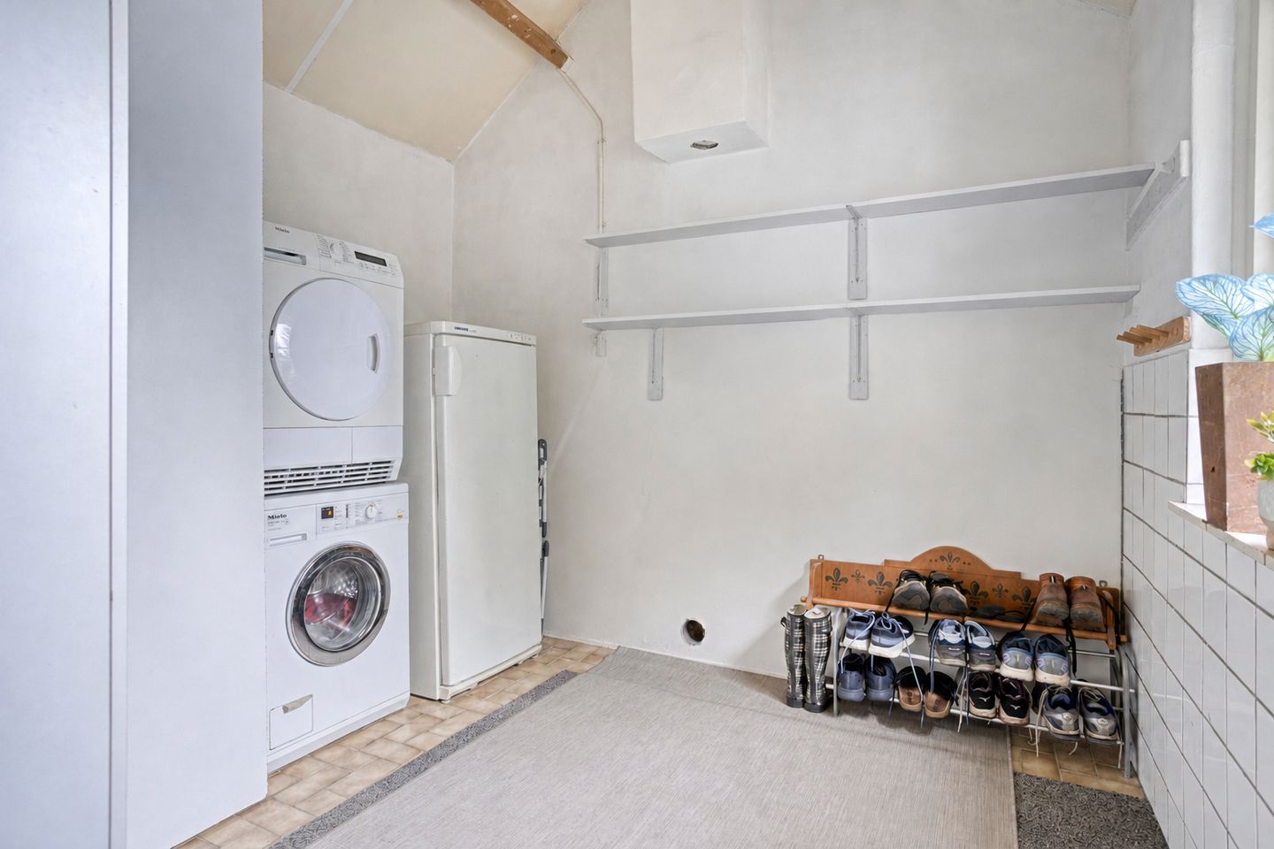 Spacious Detached Home with Five Bedrooms and Sunny Garden in Quiet Green Surroundings — 19