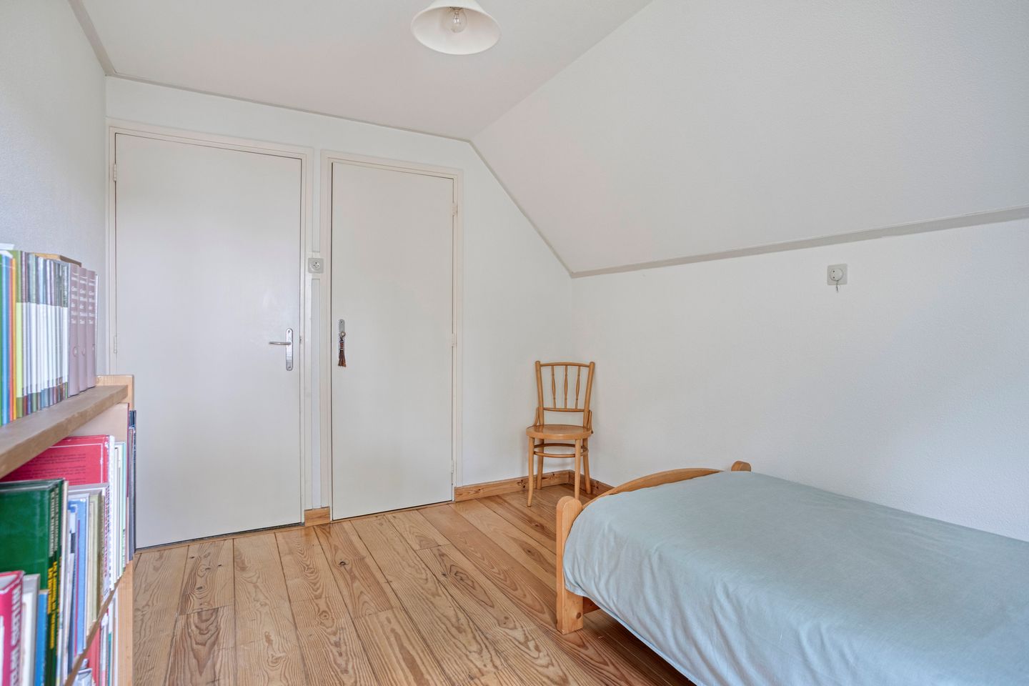 Spacious Detached Home with Five Bedrooms and Sunny Garden in Quiet Green Surroundings — 29
