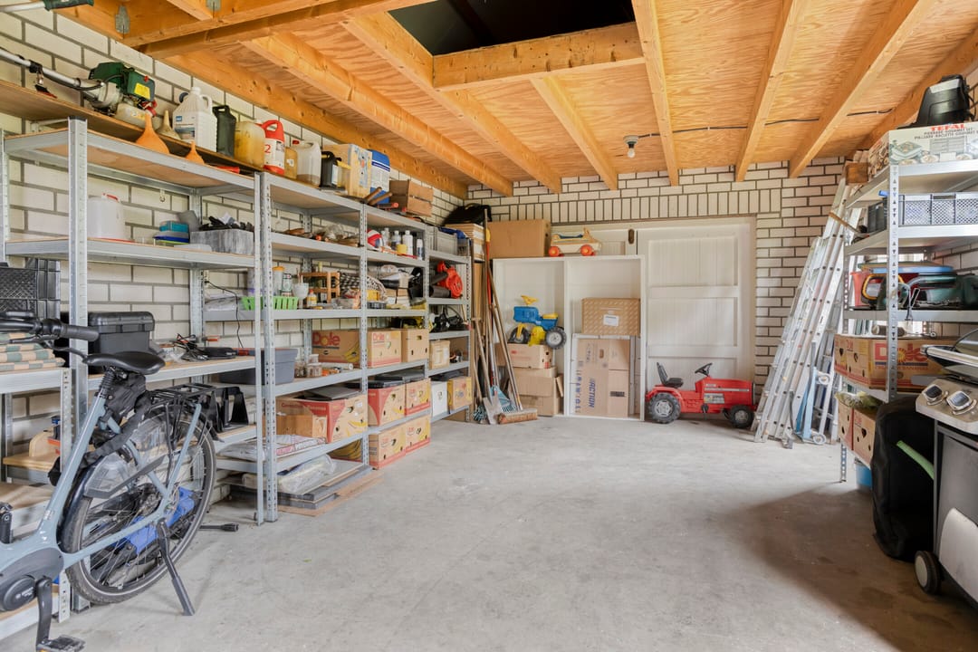 Spacious Detached Home with Five Bedrooms and Sunny Garden in Quiet Green Surroundings — 37