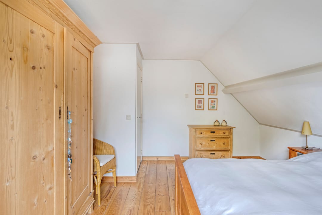 Spacious Detached Home with Five Bedrooms and Sunny Garden in Quiet Green Surroundings — 23