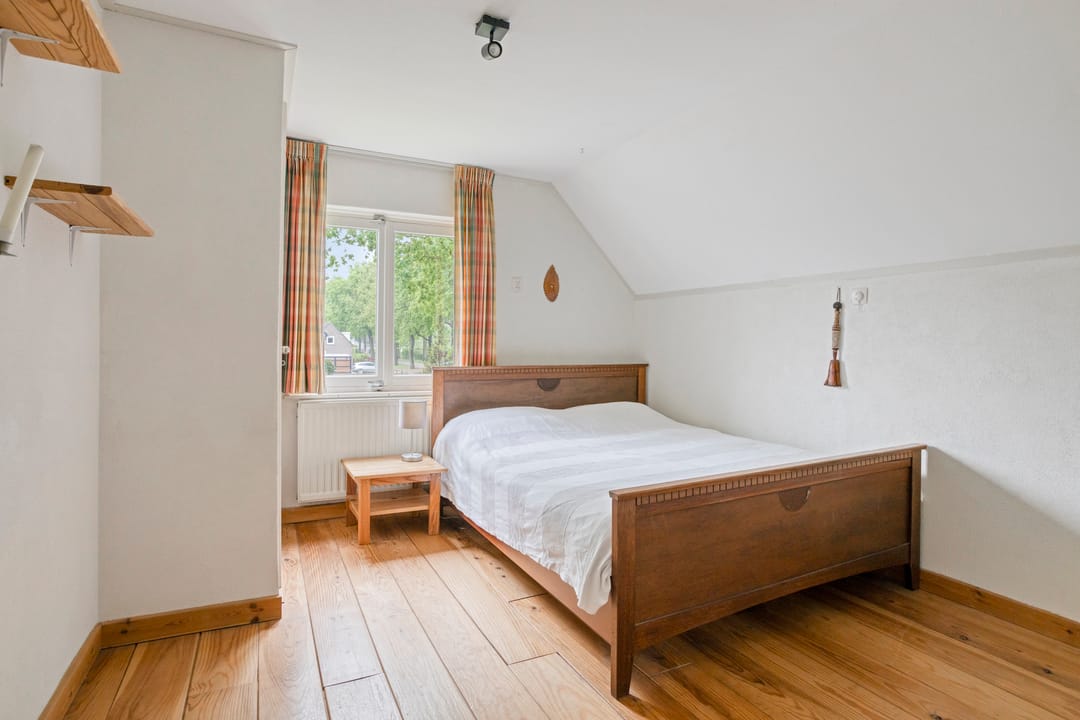 Spacious Detached Home with Five Bedrooms and Sunny Garden in Quiet Green Surroundings — 26