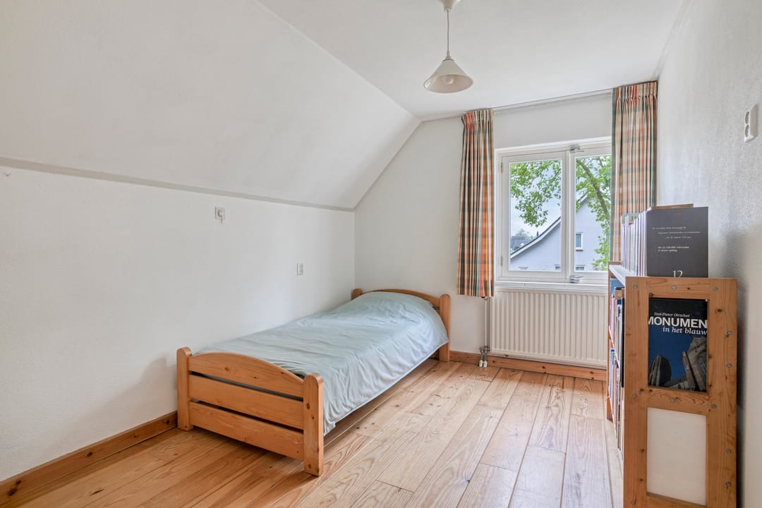 Spacious Detached Home with Five Bedrooms and Sunny Garden in Quiet Green Surroundings — 28
