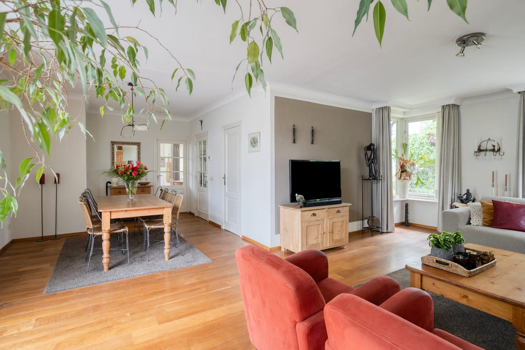 Spacious Detached Home with Five Bedrooms and Sunny Garden in Quiet Green Surroundings — 13