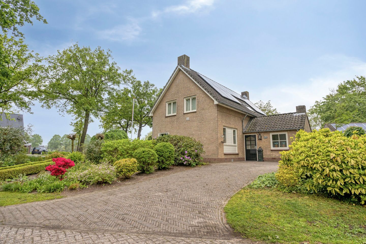 Spacious Detached Home with Five Bedrooms and Sunny Garden in Quiet Green Surroundings — 34